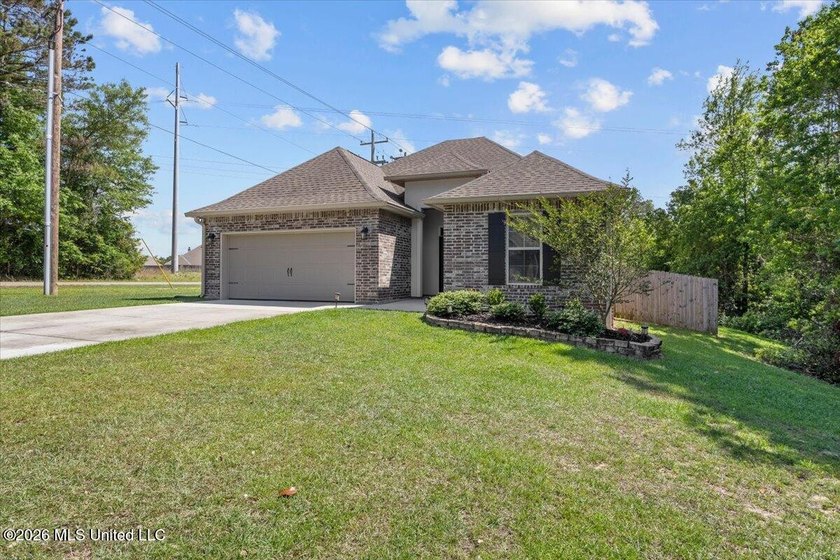 Built in 2021 and maintained like it matters, this 3 bed, 2 bath - photo 3