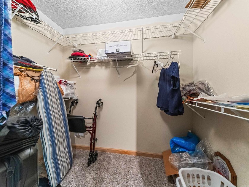 Updated and filled with light! One-level home on a private - photo 34