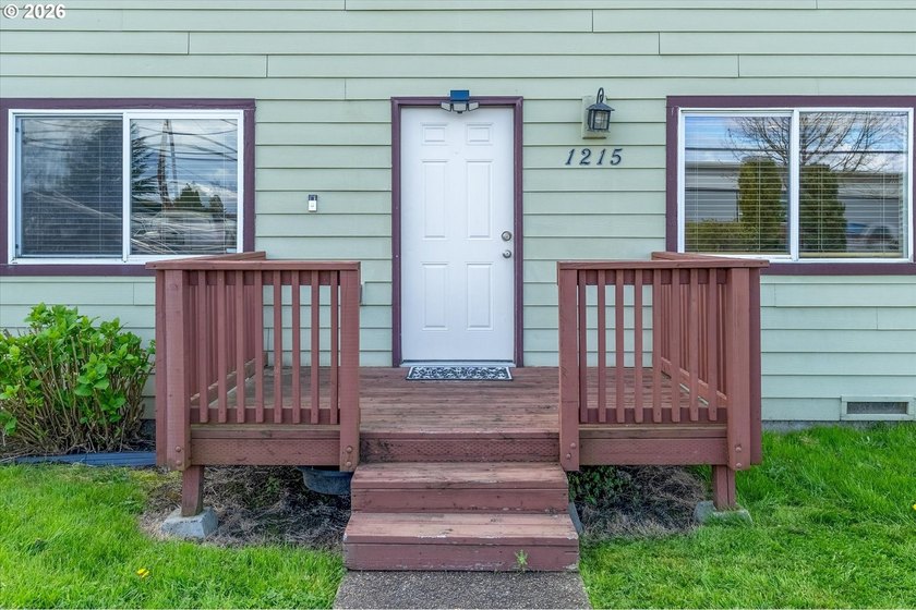 MOTIVATED SELLER - Wonderful 4 bedroom 2 full bathroom updated - photo 3