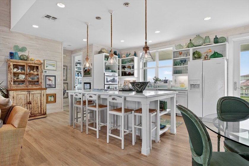 2 lots and the house! This 3-bedroom, 3 - bath island style home - photo 15