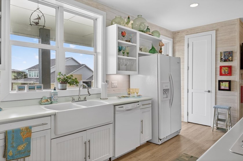 2 lots and the house! This 3-bedroom, 3 - bath island style home - photo 19