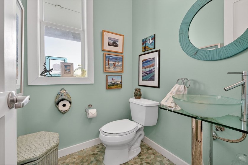 2 lots and the house! This 3-bedroom, 3 - bath island style home - photo 21