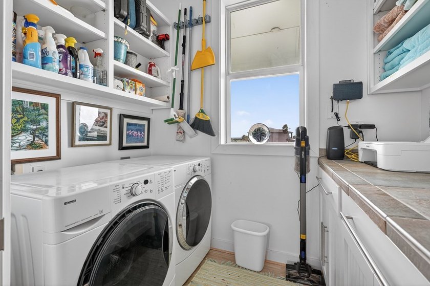 2 lots and the house! This 3-bedroom, 3 - bath island style home - photo 22