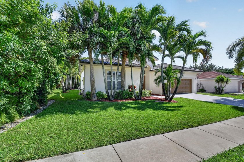 Welcome to this pristine, single-story pool home zoned for - photo 2