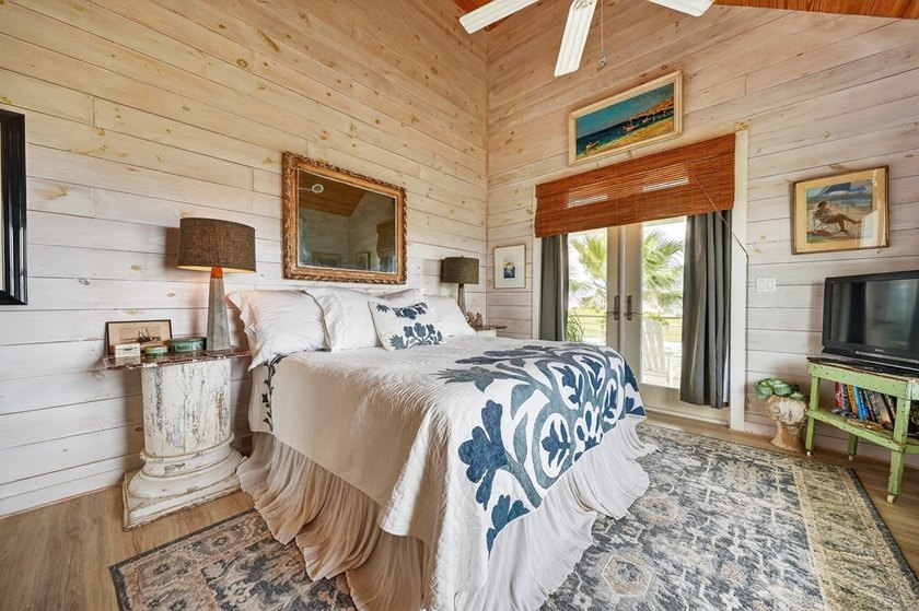 2 lots and the house! This 3-bedroom, 3 - bath island style home - photo 24