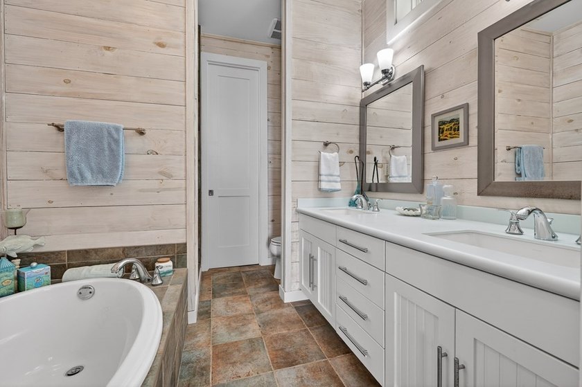 2 lots and the house! This 3-bedroom, 3 - bath island style home - photo 29