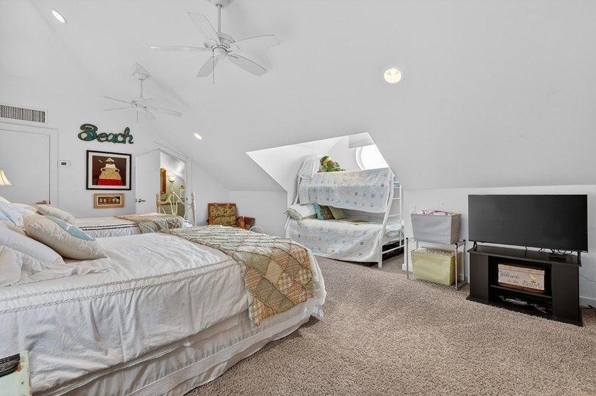 2 lots and the house! This 3-bedroom, 3 - bath island style home - photo 33