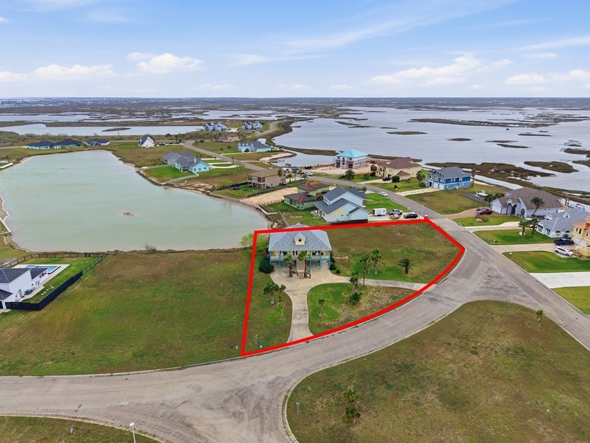 2 lots and the house! This 3-bedroom, 3 - bath island style home - photo 42