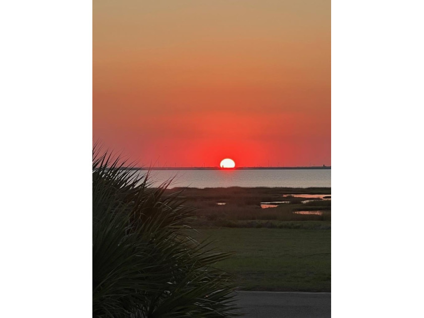 2 lots and the house! This 3-bedroom, 3 - bath island style home - photo 46