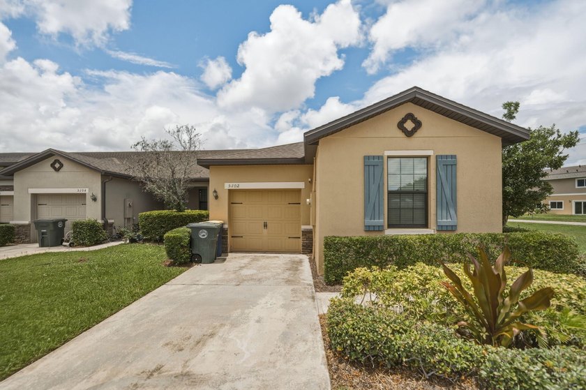 Welcome to this spacious 4-bedroom, 2-bathroom townhome built in - photo 4