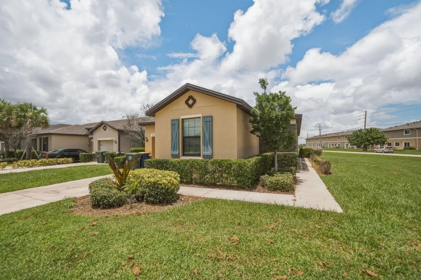 Welcome to this spacious 4-bedroom, 2-bathroom townhome built in - photo 5