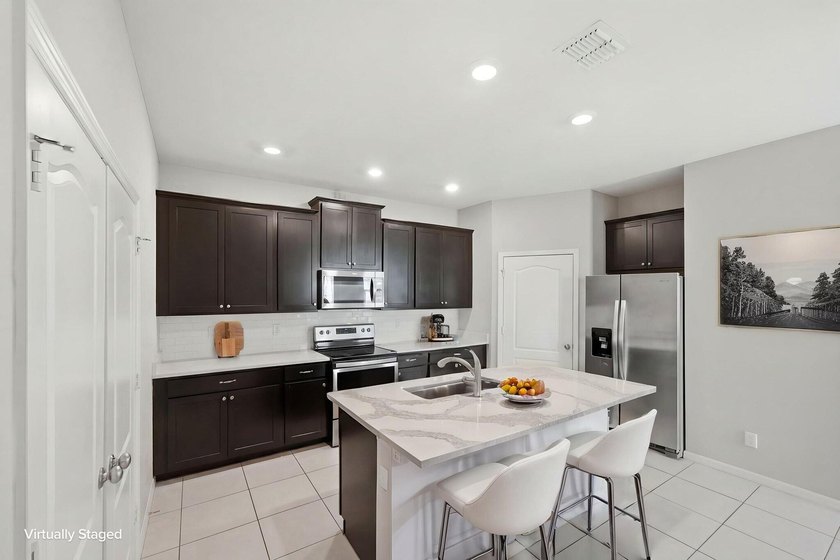 Welcome to this spacious 4-bedroom, 2-bathroom townhome built in - photo 7