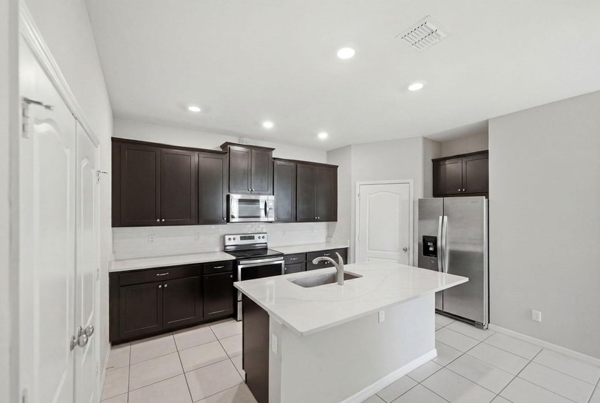 Welcome to this spacious 4-bedroom, 2-bathroom townhome built in - photo 8
