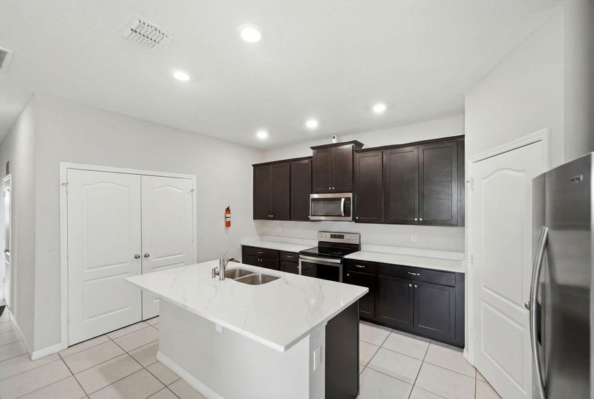 Welcome to this spacious 4-bedroom, 2-bathroom townhome built in - photo 10