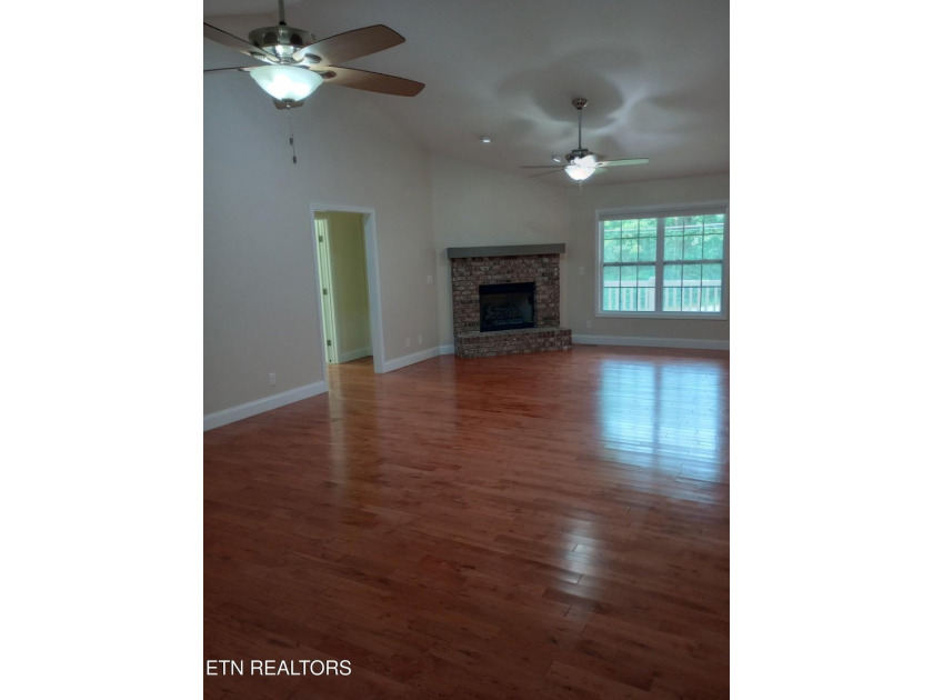 Beautiful all brick home on large lot in great neighborhood with - photo 5