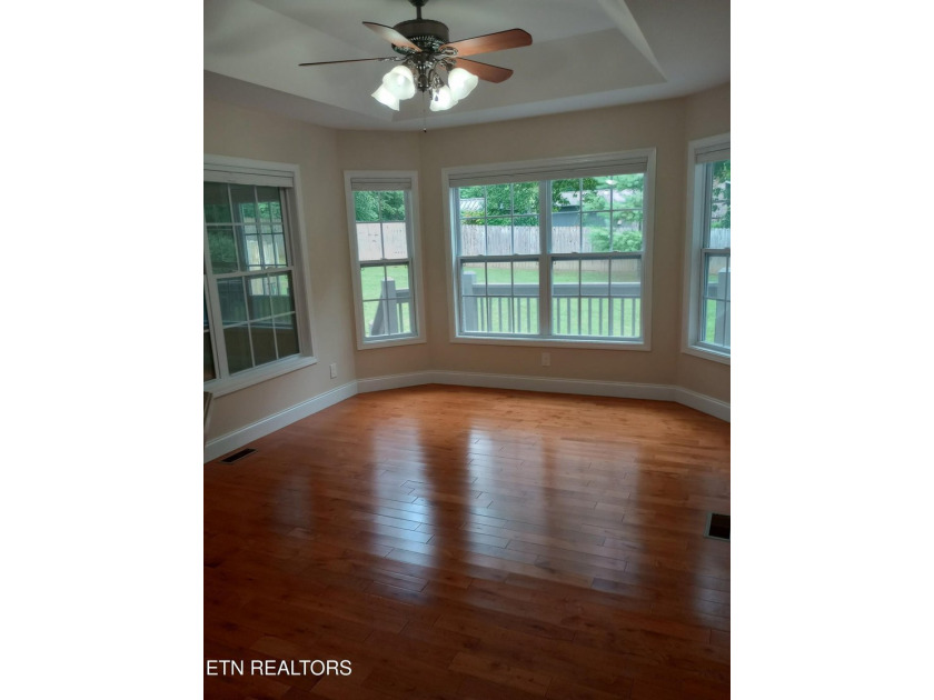 Beautiful all brick home on large lot in great neighborhood with - photo 6