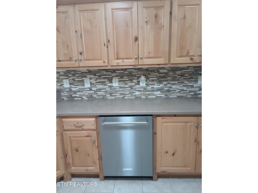 Beautiful all brick home on large lot in great neighborhood with - photo 10