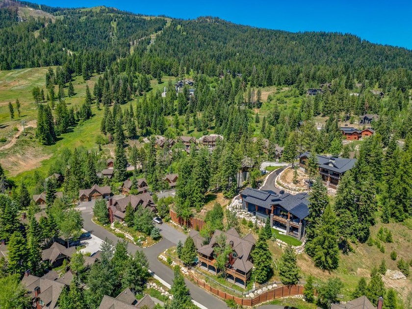 Welcome to 14 Golden Bench Court, where mountain elegance meets - photo 50