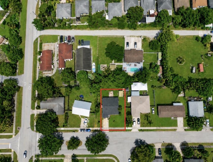 Welcome to this beautifully maintained CBS construction home - photo 4