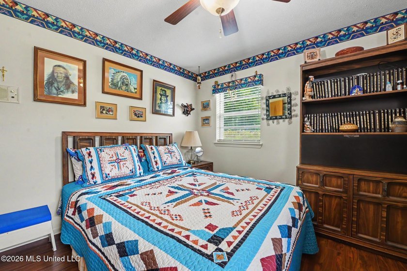 Move in ready, meticulously kept home located just minutes from - photo 15