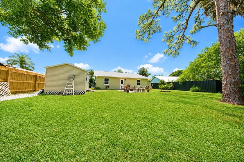 Welcome to this beautifully maintained CBS construction home - photo 6