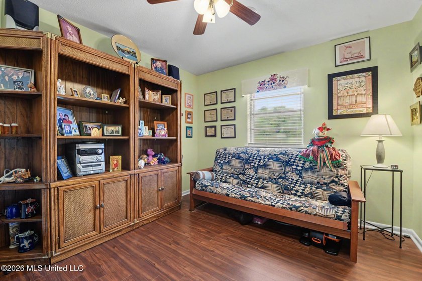 Move in ready, meticulously kept home located just minutes from - photo 17