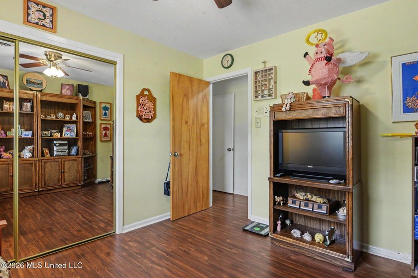 Move in ready, meticulously kept home located just minutes from - photo 18