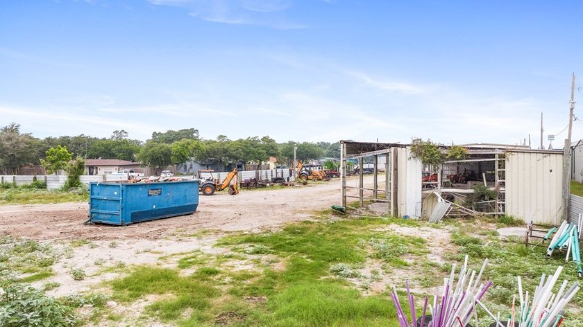 MARKET STREET LOCATION| ALMOST 2 ACRES | OFFICE | TWO RESTROOMS - photo 4