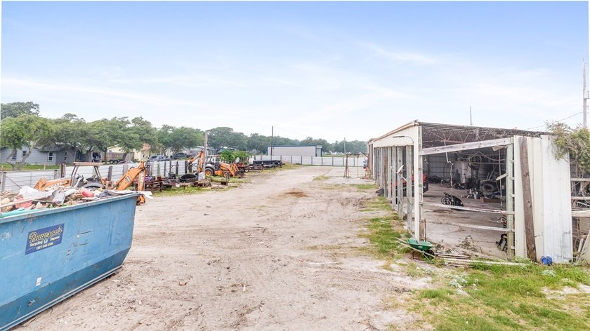MARKET STREET LOCATION| ALMOST 2 ACRES | OFFICE | TWO RESTROOMS - photo 5