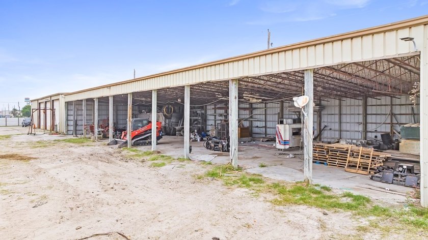 MARKET STREET LOCATION| ALMOST 2 ACRES | OFFICE | TWO RESTROOMS - photo 6