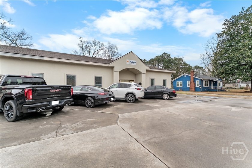 Flex space with multiple offices, break room, 2 restrooms and - photo 3