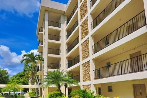 Beautifully well maintained condo by the owners. Great location - photo 4