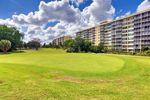 Beautifully well maintained condo by the owners. Great location - photo 8