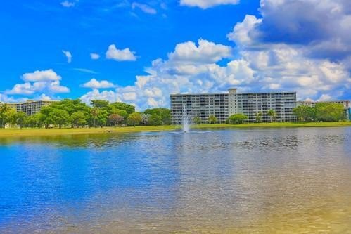 Beautifully well maintained condo by the owners. Great location - photo 9