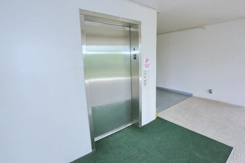 Beautifully well maintained condo by the owners. Great location - photo 10