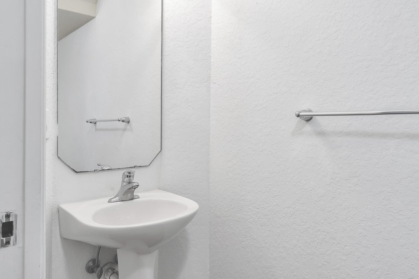 This beautifully maintained 3-bedroom, 2-bathroom end-unit - photo 12