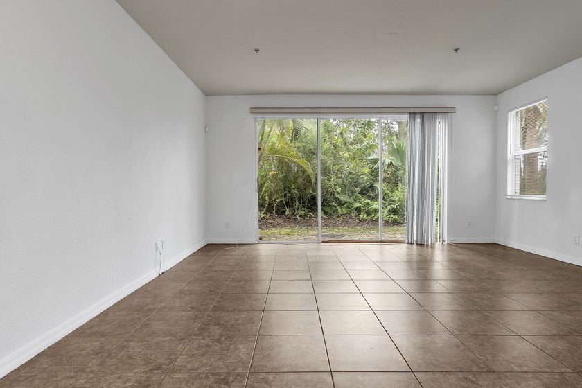 This beautifully maintained 3-bedroom, 2-bathroom end-unit - photo 13