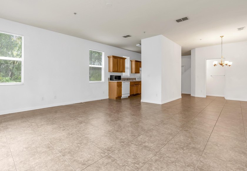 This beautifully maintained 3-bedroom, 2-bathroom end-unit - photo 15