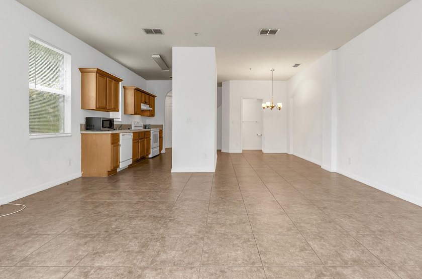 This beautifully maintained 3-bedroom, 2-bathroom end-unit - photo 16