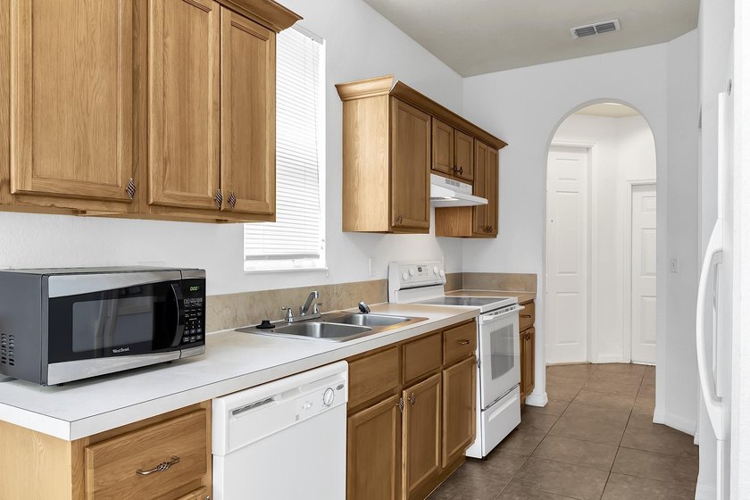 This beautifully maintained 3-bedroom, 2-bathroom end-unit - photo 19