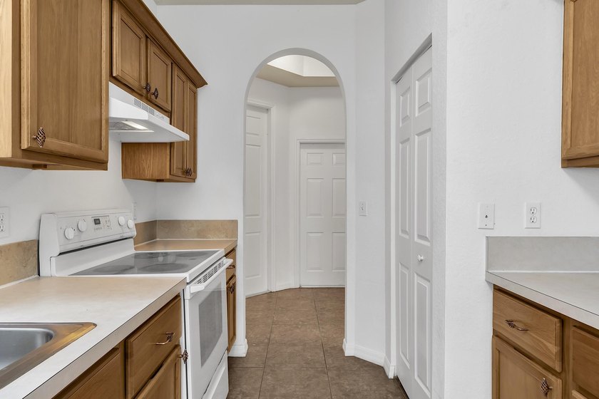 This beautifully maintained 3-bedroom, 2-bathroom end-unit - photo 20
