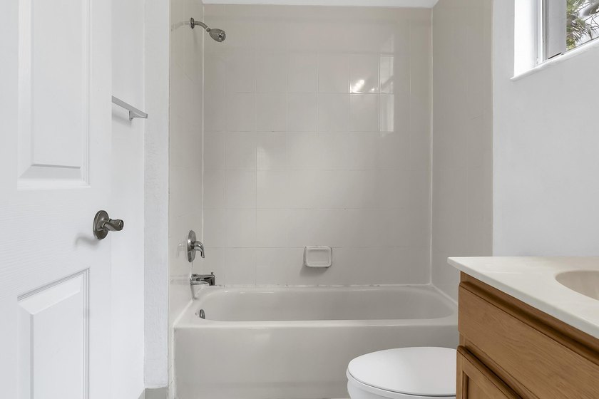 This beautifully maintained 3-bedroom, 2-bathroom end-unit - photo 26