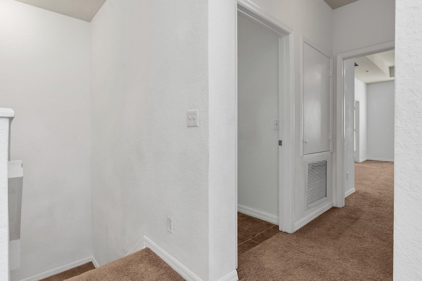 This beautifully maintained 3-bedroom, 2-bathroom end-unit - photo 27