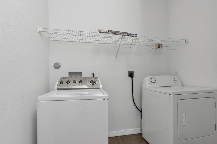 This beautifully maintained 3-bedroom, 2-bathroom end-unit - photo 28