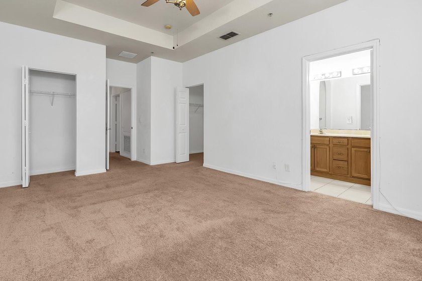 This beautifully maintained 3-bedroom, 2-bathroom end-unit - photo 32