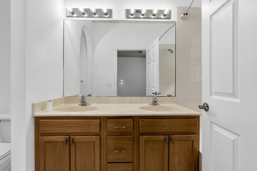 This beautifully maintained 3-bedroom, 2-bathroom end-unit - photo 35