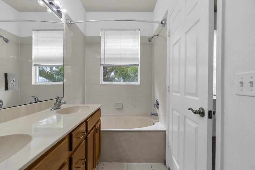 This beautifully maintained 3-bedroom, 2-bathroom end-unit - photo 37