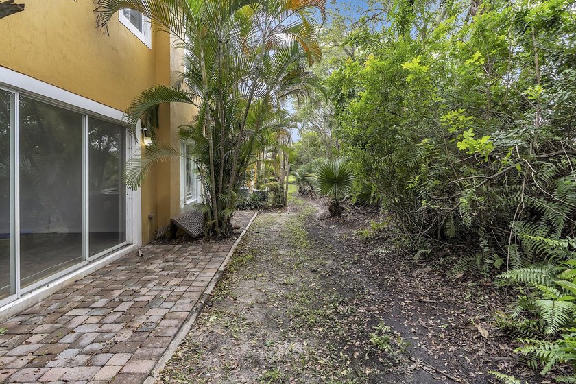 This beautifully maintained 3-bedroom, 2-bathroom end-unit - photo 46
