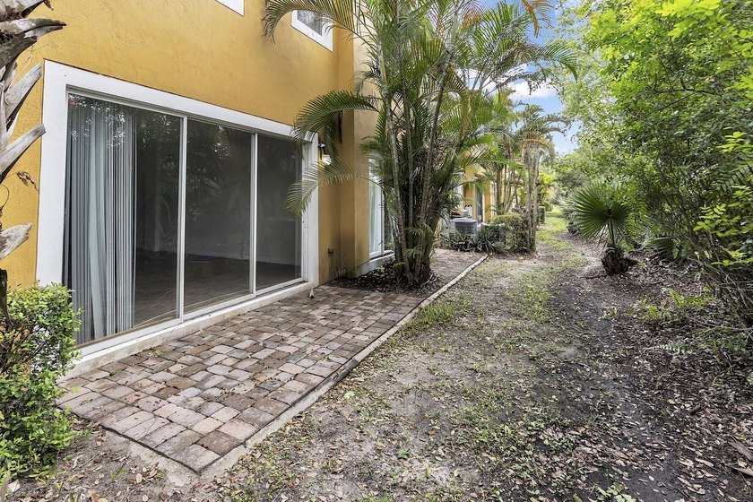 This beautifully maintained 3-bedroom, 2-bathroom end-unit - photo 47