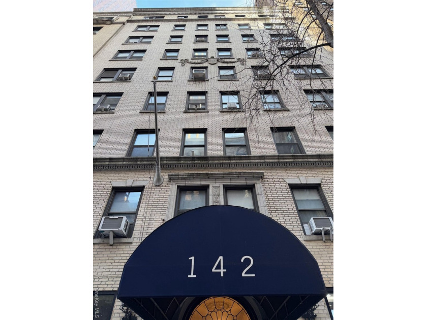 Experience the timeless elegance of Manhattan's pre-war - photo 3